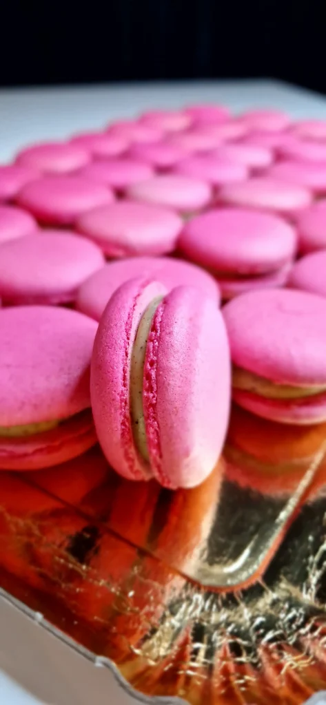 Un plateau de biscuits macarons roses parfum Vanille compoté de Framboise - pâtisseries artisanales à Troyes