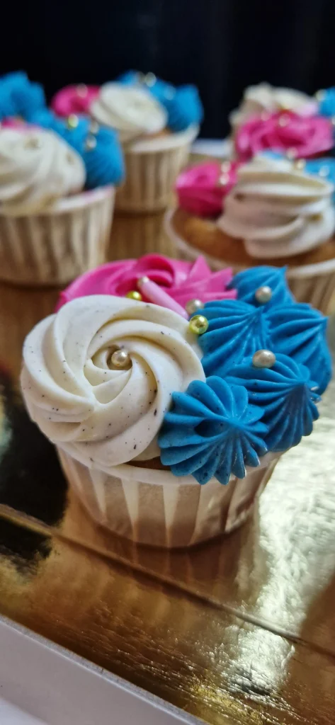 Un gateau cup-cake parfum Pistache crème Vanille aux couleur bleu et rose (Gender reveal) - pâtisseries artisanales à Troyes