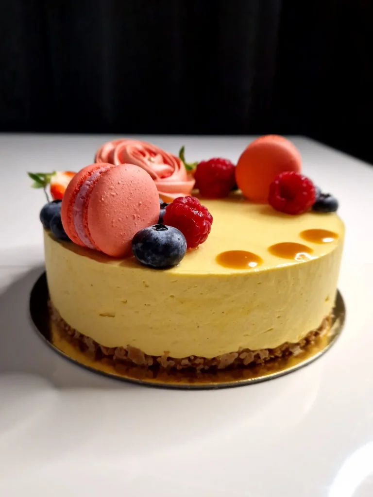 Un gateau entremet création parfum Passion/Fruits-rouges