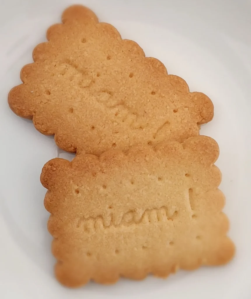 2 biscuits classiques en forme de petit beurre personnalisé ecrit miam - pâtisseries artisanales à Troyes