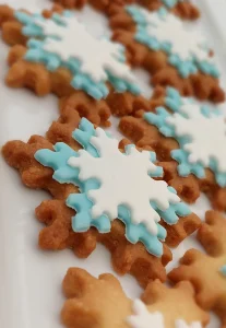 Des biscuits en forme de flocon de neige blanc et bleu