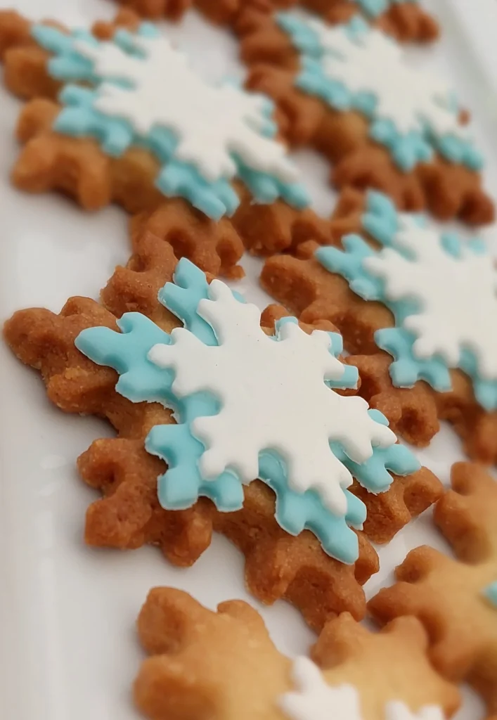 Des biscuits en forme de flocon de neige blanc et bleu