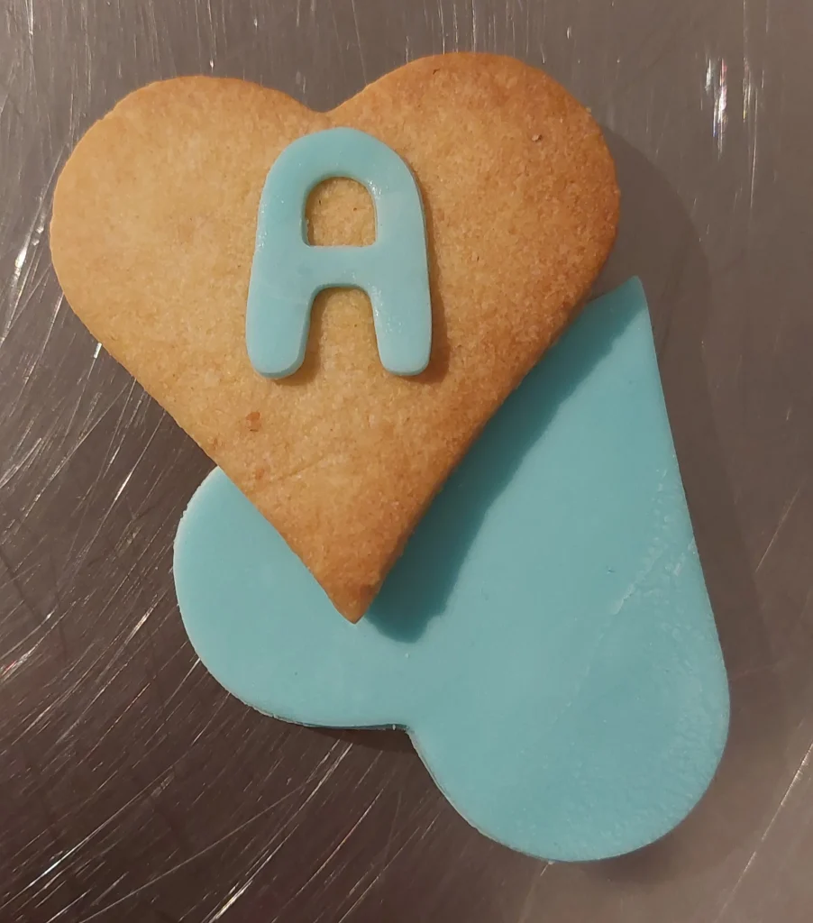 Des biscuits bleu avec lettre personnalisé en A (Anniversaire) - pâtisseries artisanales à Troyes
