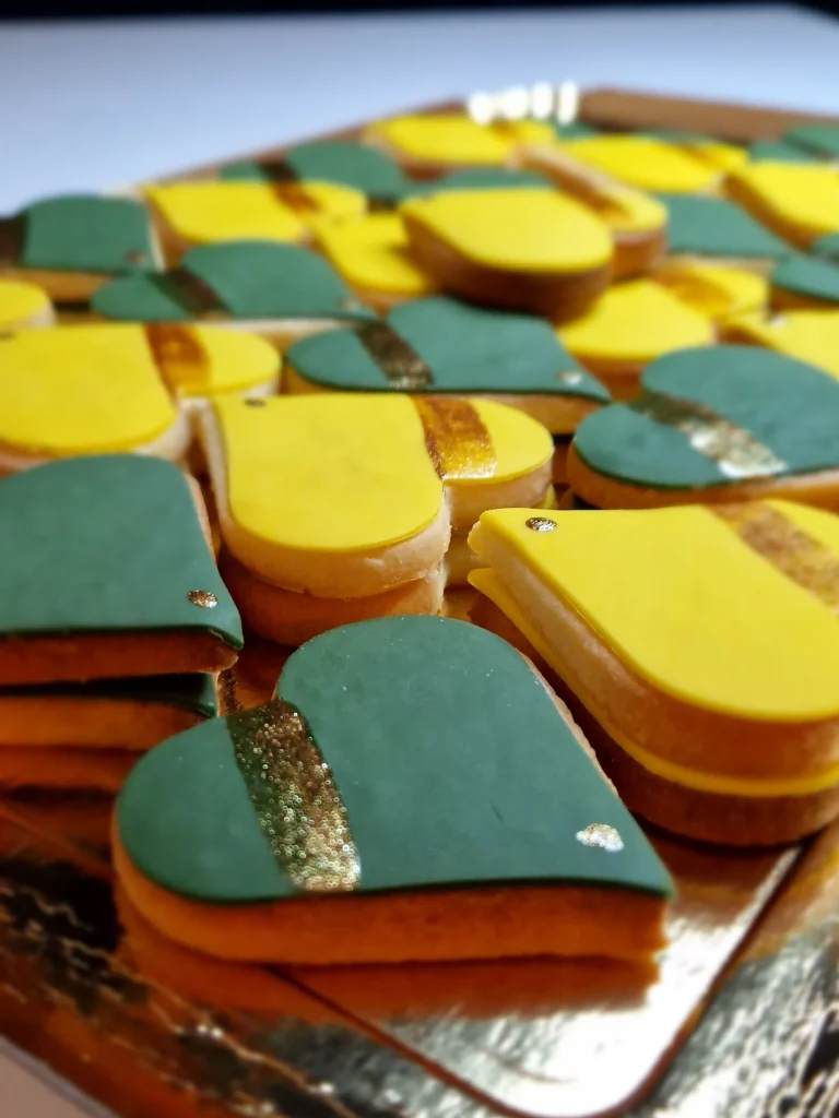 Un plateau de biscuits Jaune et vert avec un décor doré