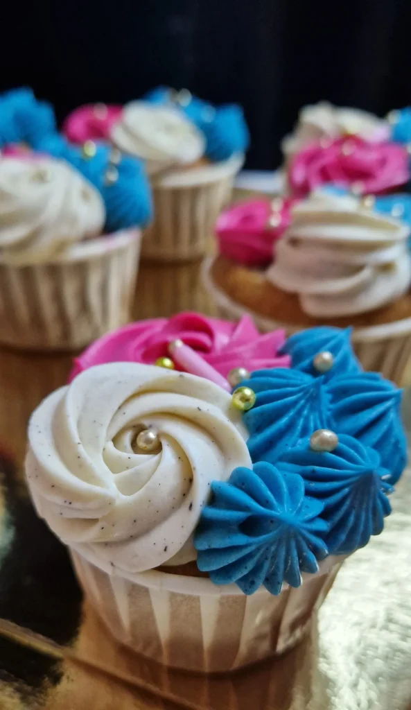 Un gateau cup-cake parfum Pistache crème Vanille aux couleur bleu et rose (Gender reveal)