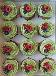 Un gateau cup-cake parfum Pistache crème Pistache et Fruits-rouges