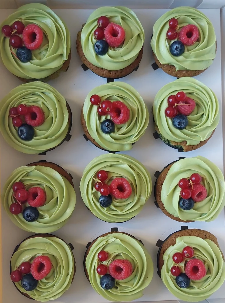 Un gateau cup-cake parfum Pistache crème Pistache et Fruits-rouges