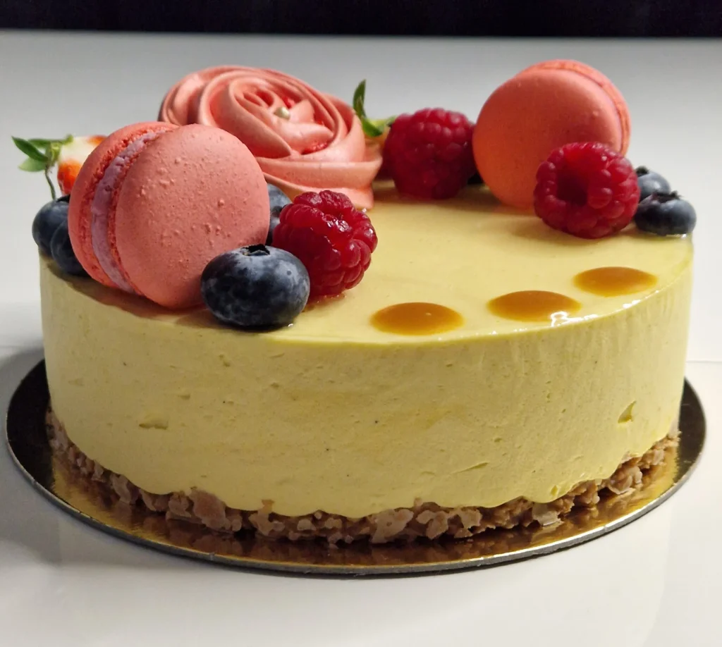 Un gateau entremet création parfum Passion/Fruits-rouges