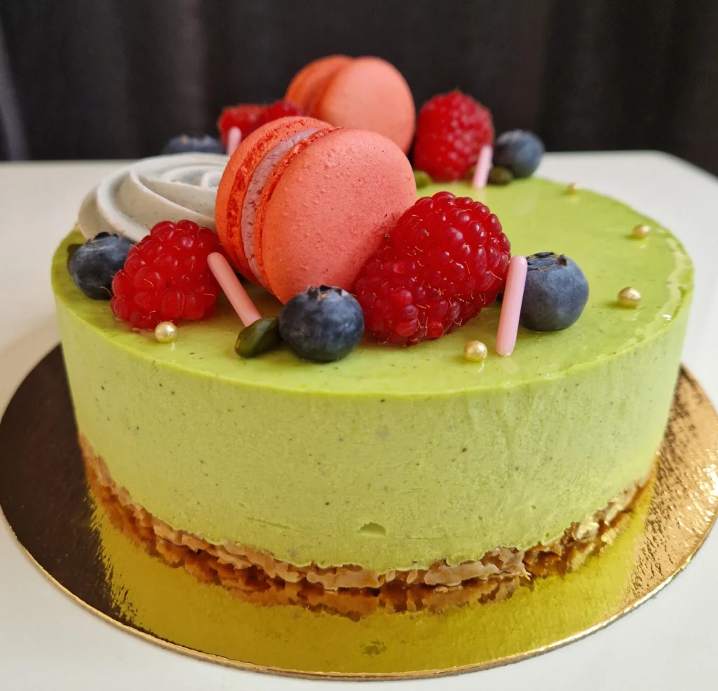 Un gateau entremet création parfum Pistache/Framboise