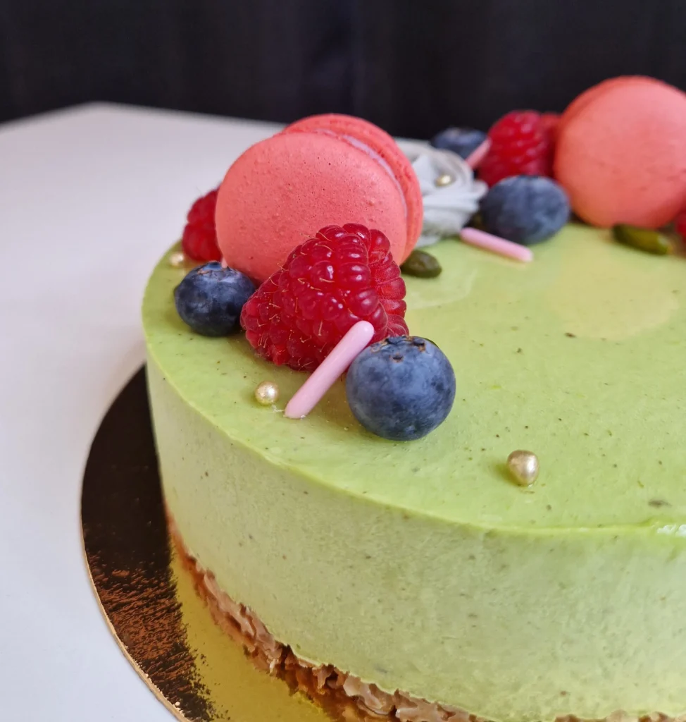 Un gateau entremet création parfum Pistache/Framboise
