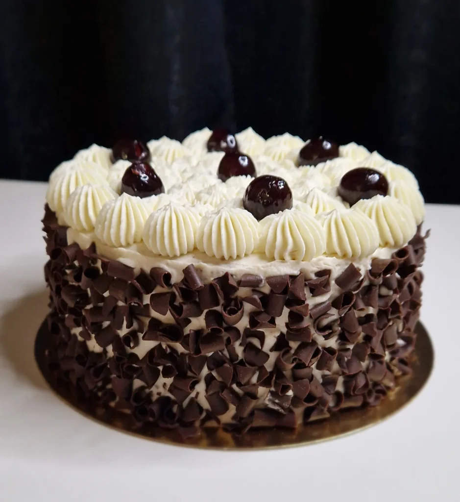Un gateau entremet tradition Forêt Noire