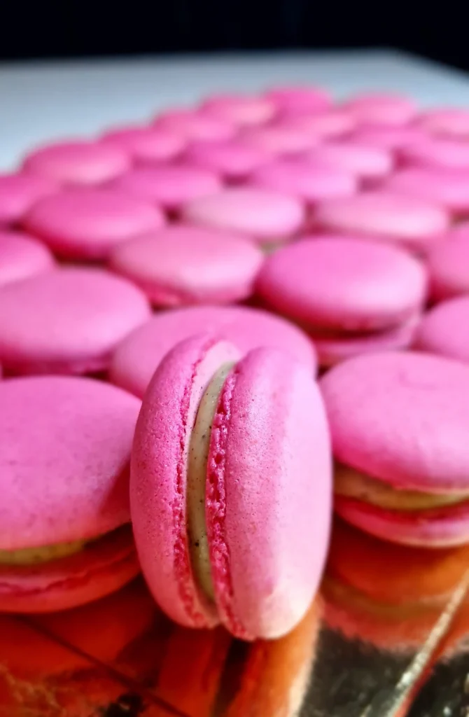 Un plateau de biscuits macarons rose parfum Vanille