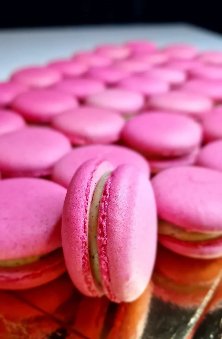 Un plateau de biscuits macarons rose parfum Vanille