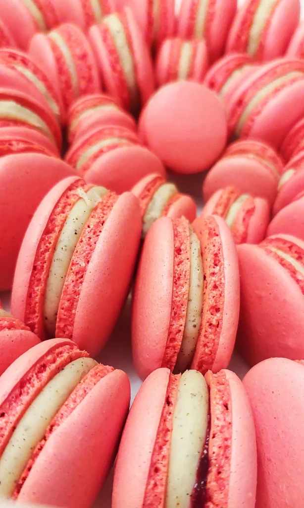 Des macaron rose parfum Vanille et compotée de Framboise