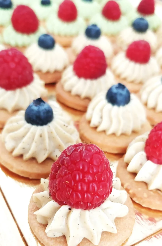 Un plateau de patisseries mignardises parfum Vanille/Fruits-rouges