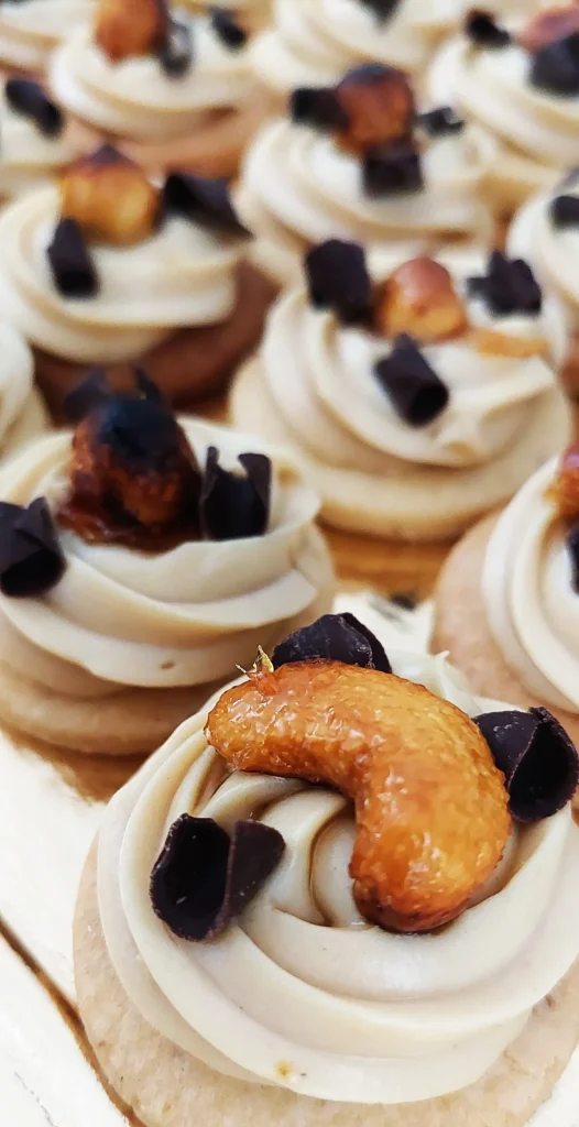 Un plateau de patisseries mignardises parfum Noisette - pâtisseries artisanales à Troyes
