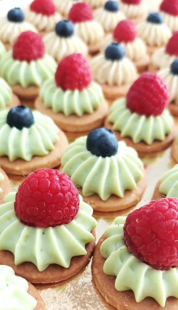 Un plateau de patisseries mignardises parfum Pistache/Fruits-rouges