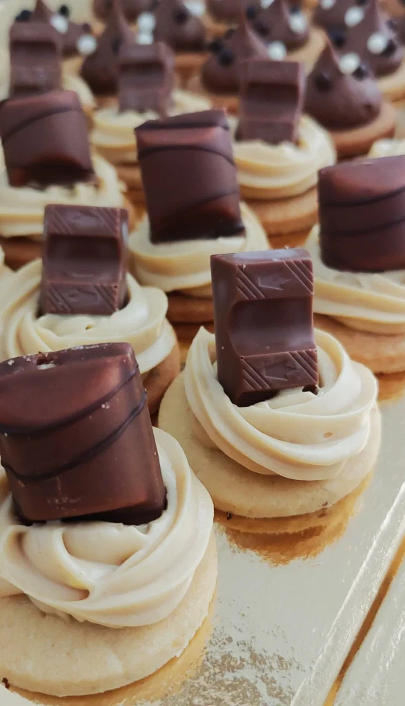 Un plateau de patisseries mignardises parfum Noisette/Chocolat