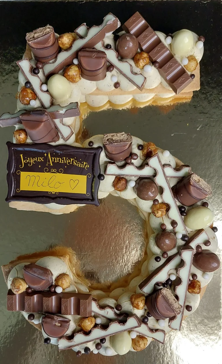 Un gateau biscuit garnis number cake Chocolat/Vanille en forme de 5