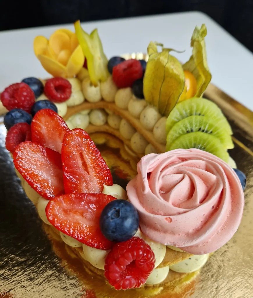 Un gateau biscuit garnis number cake Vanille/Fruits en forme de 0