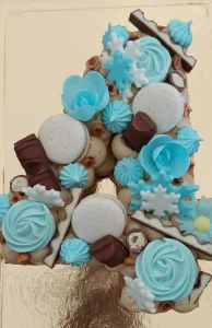 Un gateau biscuit garnis number cake Vanille/Chocolat en forme de 4 et décoration flocons de neige bleus - pâtisseries artisanales à Troyes