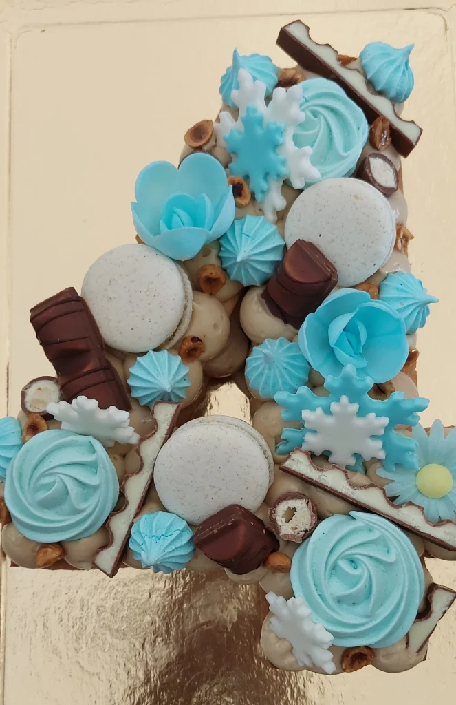Un gateau biscuit garnis number cake Vanille/Chocolat en forme de 4 et décoration flocons de neige bleus - pâtisseries artisanales à Troyes