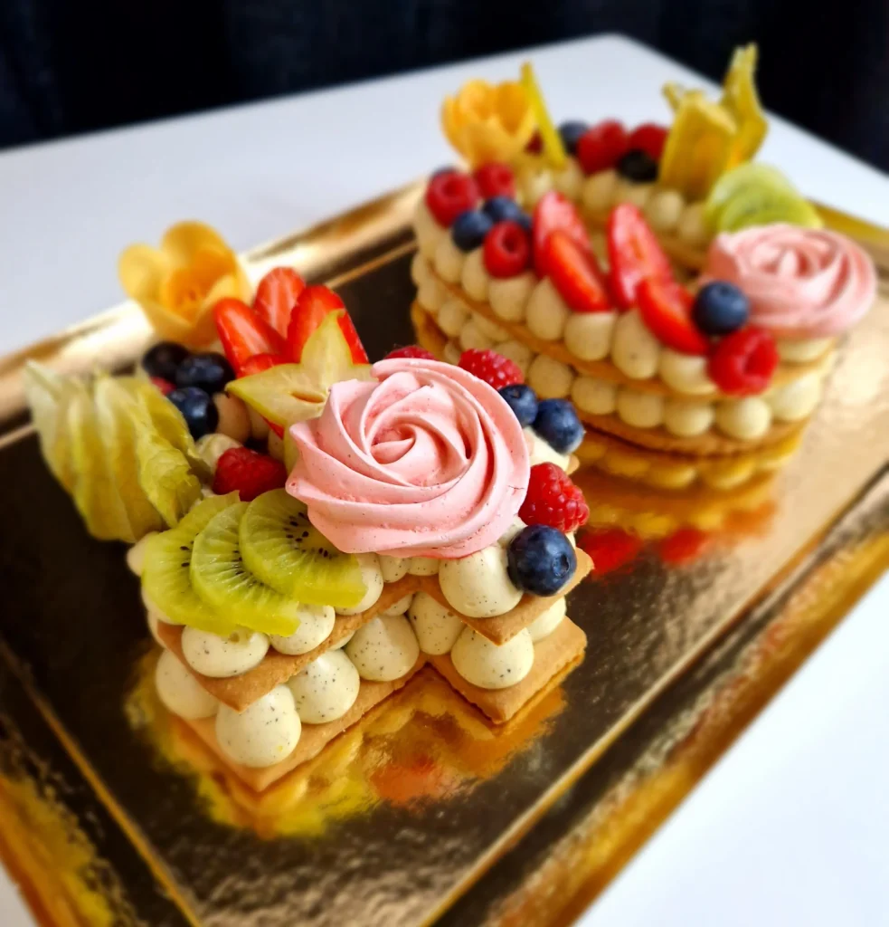 Un gateau biscuit garnis number cake Vanille/Fruits en forme de 40