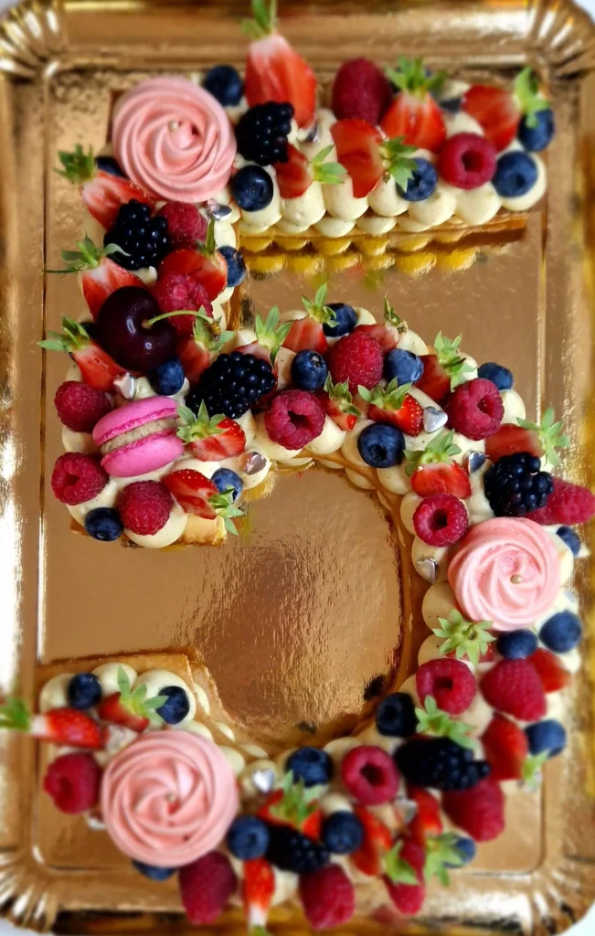 Un gateau biscuit garnis number cake Vanille/Fruits-rouges en forme de 5