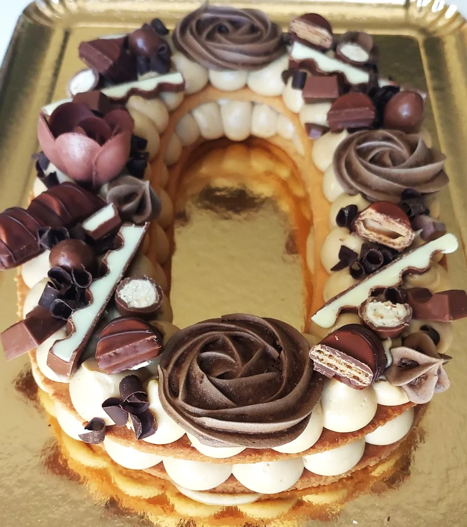 Un gateau biscuit garnis number cake Chocolat-Vanille en forme de 0