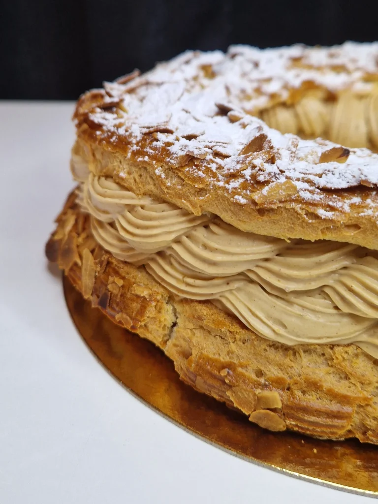 Un gâteau Paris-Brest crème onctueuse