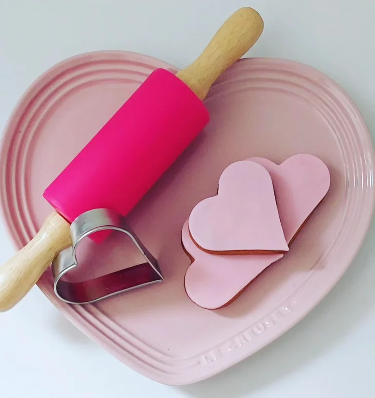 Des biscuits rose en forme de coeur avec un rouleau à patisserie - pâtisseries artisanales à Troyes