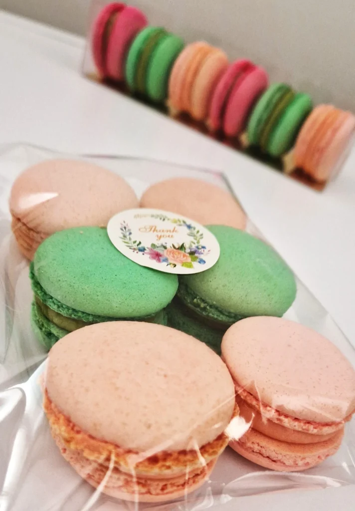 Un assortiment de biscuits macarons en sachet - pâtisseries artisanales à Troyes