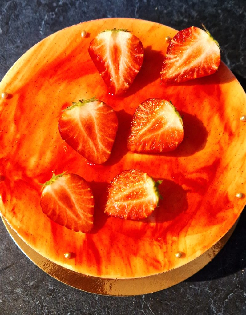 Un gâteau fraisier artisanal crème vanille - pâtisseries pour Noël