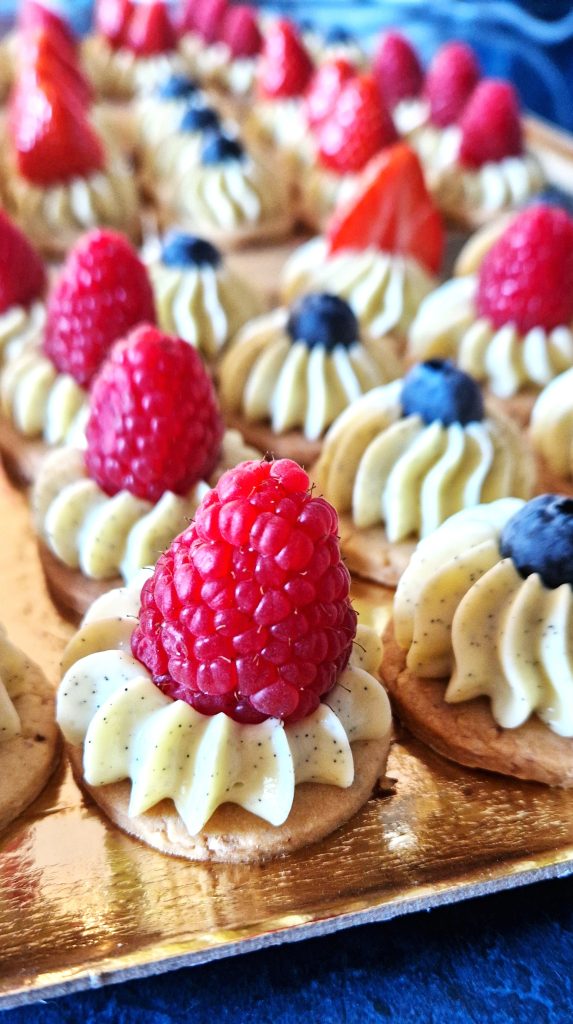 Un plateau de mignardises vanille fruits rouges à partager pour le réveillon à troyes