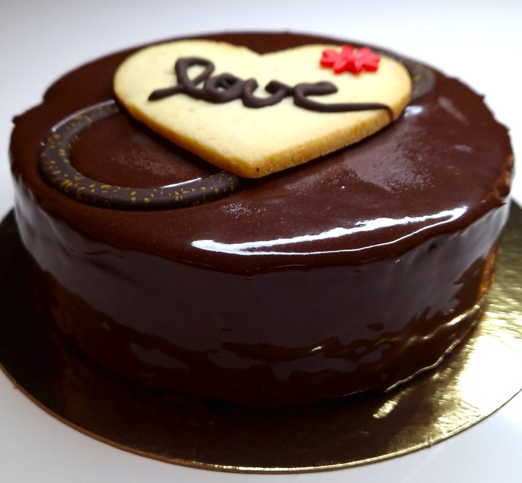Entremet LOVE chocolat framboise spécial Saint-Valentin – Ganadora pâtisserie artisanale à Troyes