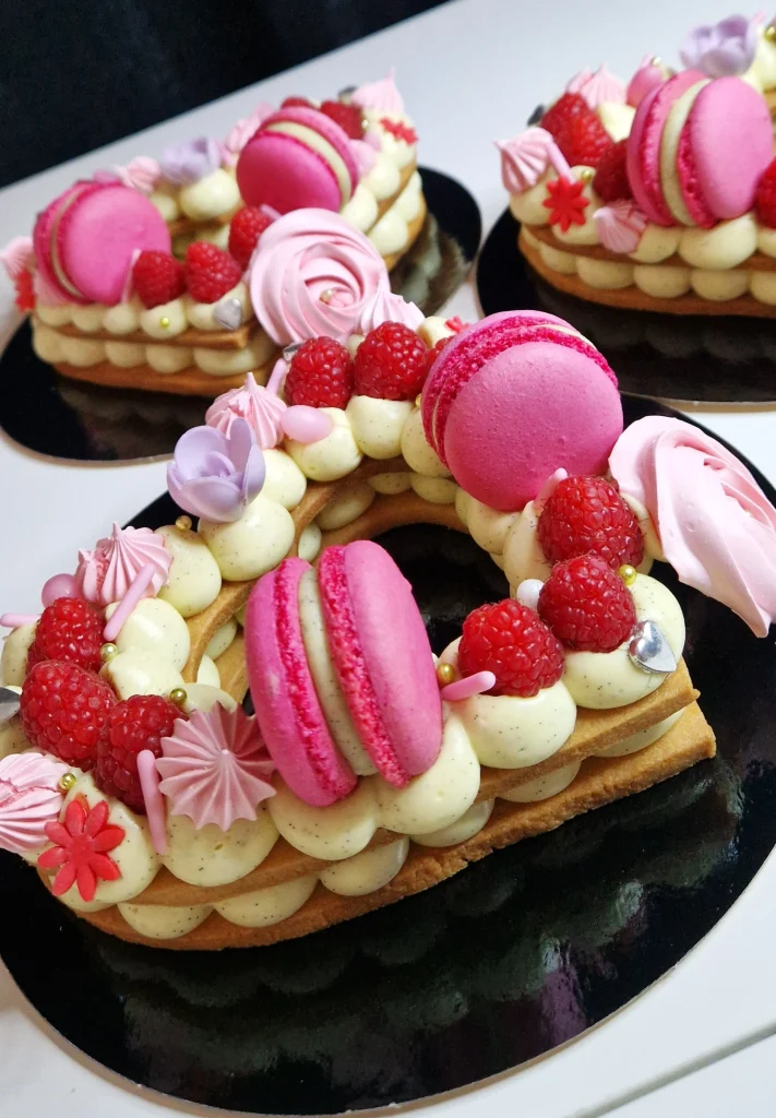 Des biscuits garnis coeurs gourmands vanille framboise meringue et macarons