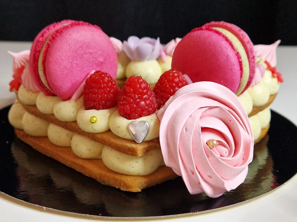 Un biscuit garnis coeur gourmand vanille framboise meringue et macarons