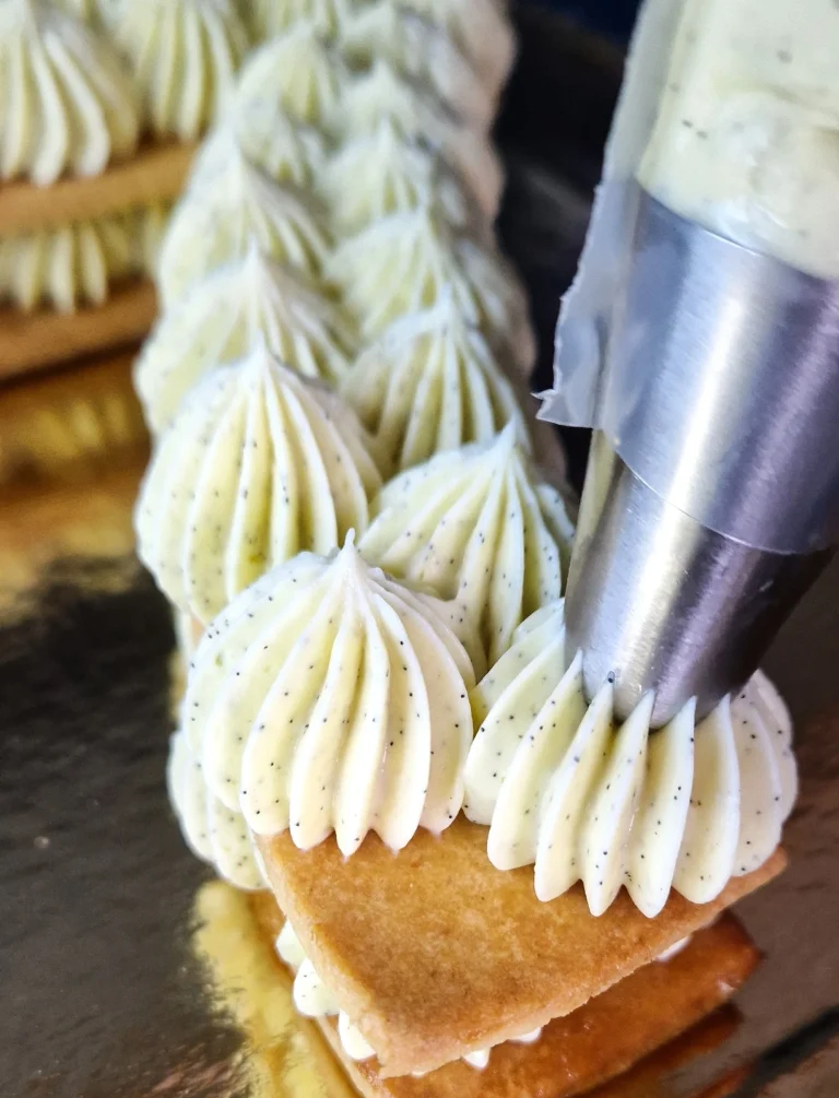 La crème diplomate : une texture légère et raffinée en pâtisserie artisanale