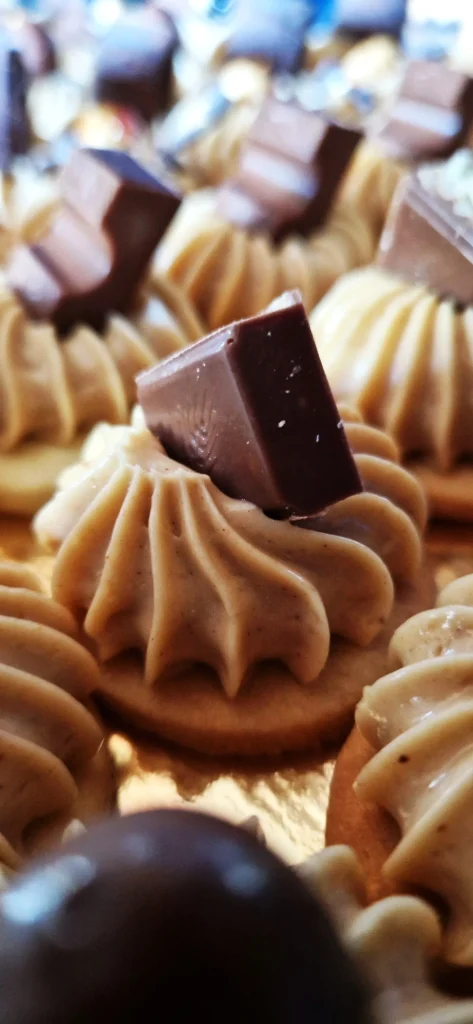 Mignardises artisanales GANADORA pour événements, avec biscuit sablé, crème diplomate et garnitures gourmandes